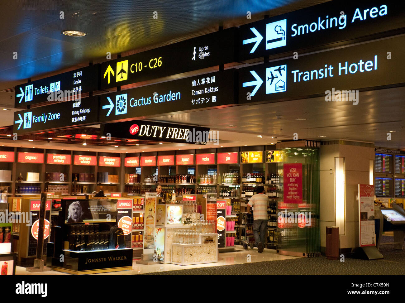 Duty Free Shop y señales del aeropuerto en la terminal, el aeropuerto Changi de Singapur en Asia Foto de stock