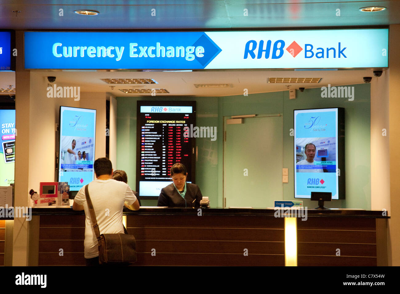 Cambio de divisa , RHB (Rashid Hussein Banco) en el aeropuerto de Changi de Singapur asia