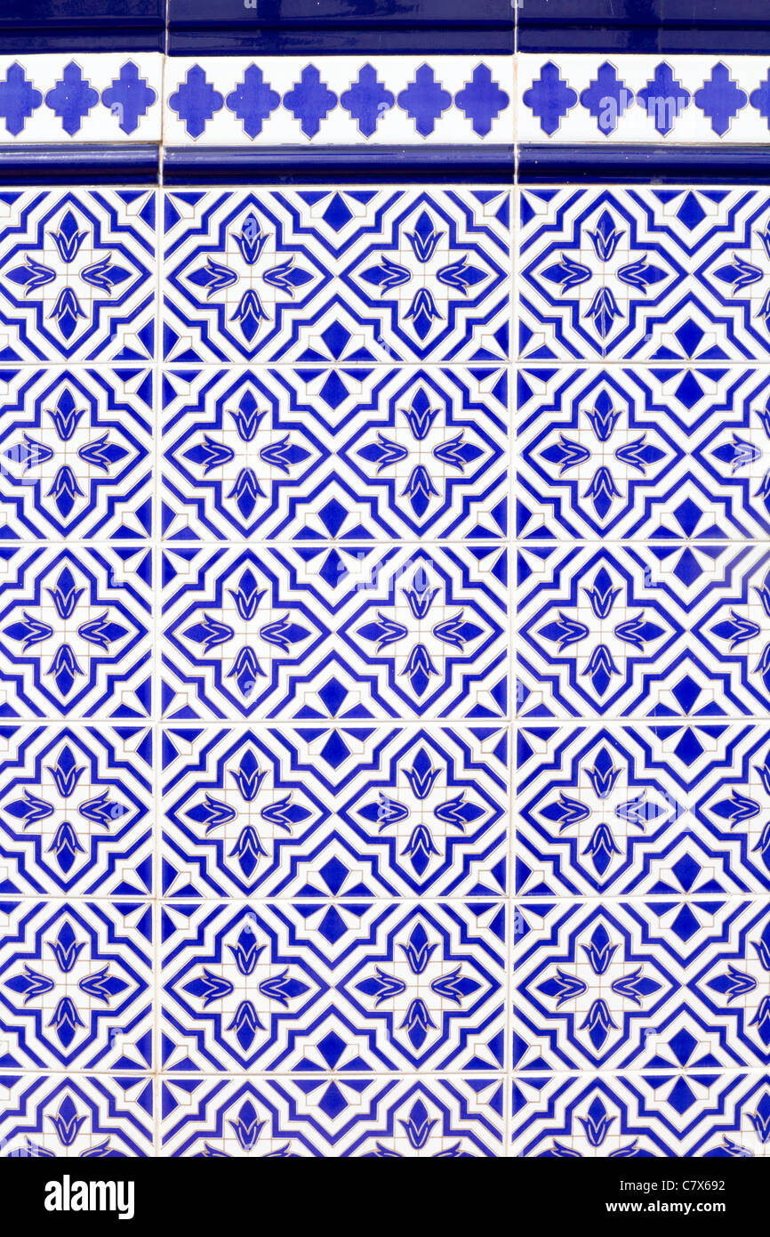 Español de estilo andaluz con azulejos de cerámica azul patrón Fotografía  de stock - Alamy