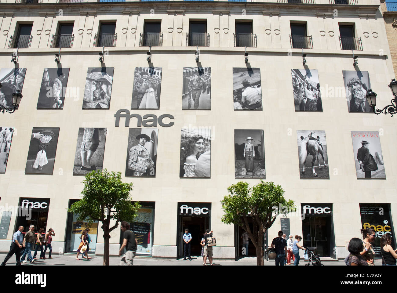 Exposición fotográfica sobre la fachada de la FNAC, Sevilla Foto de stock