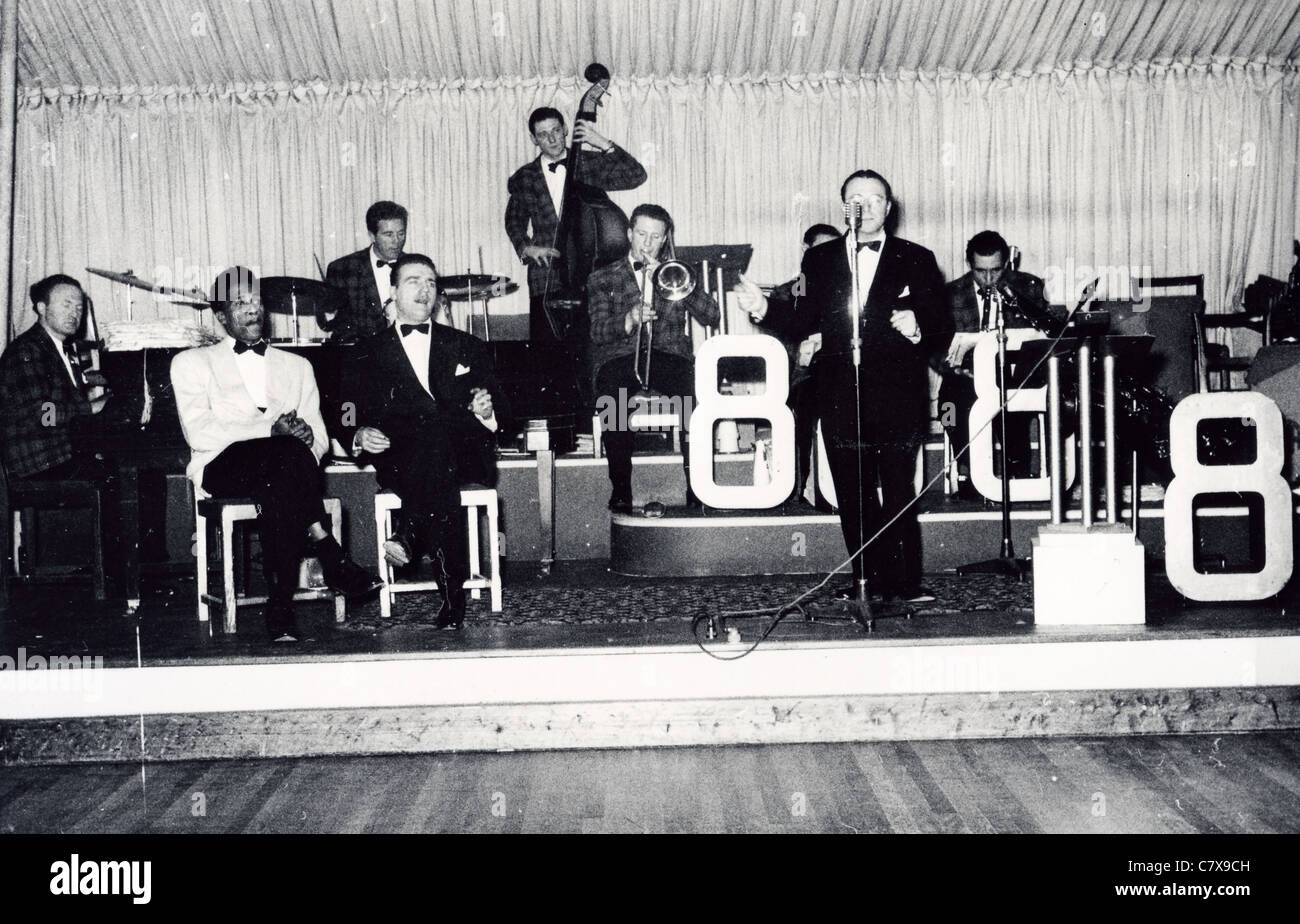 HARVEY GOLD Y SUS PIEZAS DE OCHO director británico (1907-2005) con su orquesta Dixieland jazz alrededor de 1945 Foto de stock
