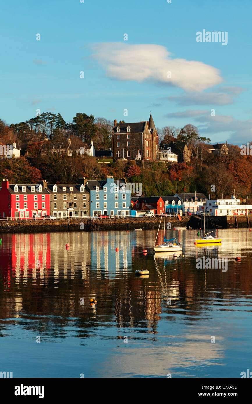 Coloridas casas a lo largo de Tobermory Quayside que se refleja en el todavía puerto de agua en la bahía de Tobermory, Isla de Mull, Argyll y Bute, Escocia, Reino Unido Foto de stock