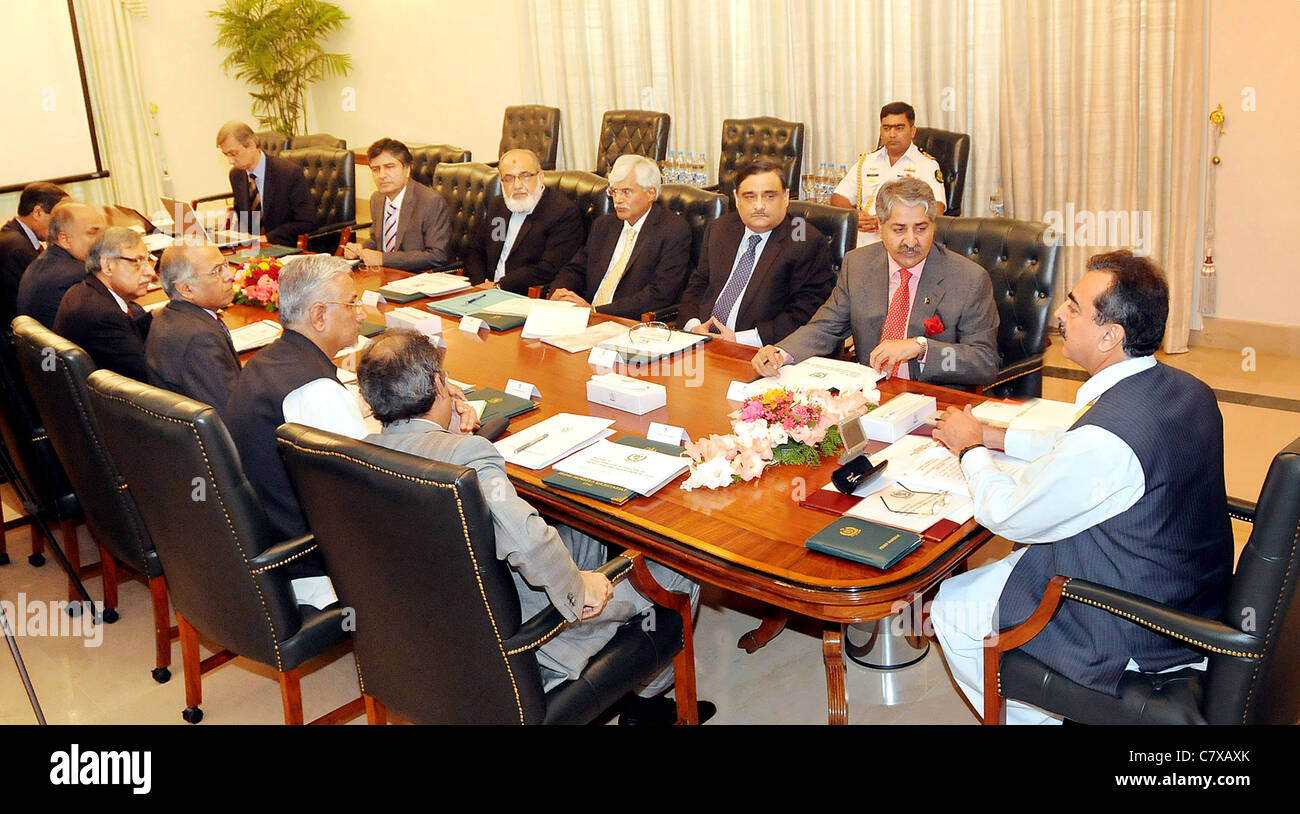 El Primer Ministro, Syed Yousuf Raza Gilani preside una reunión sobre déficit energético celebrada en PM Casa en Islamabad Foto de stock