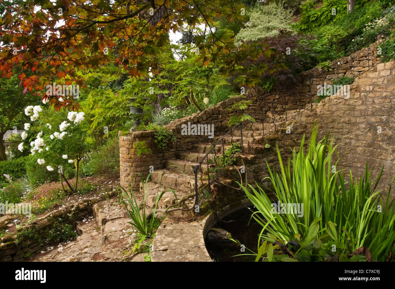 Amplias Escaleras De Piedra Entre Los Jardines De Corte Kiftsgate Chipping Campden Cotswolds Gloucestershire Inglaterra Fotografia De Stock Alamy