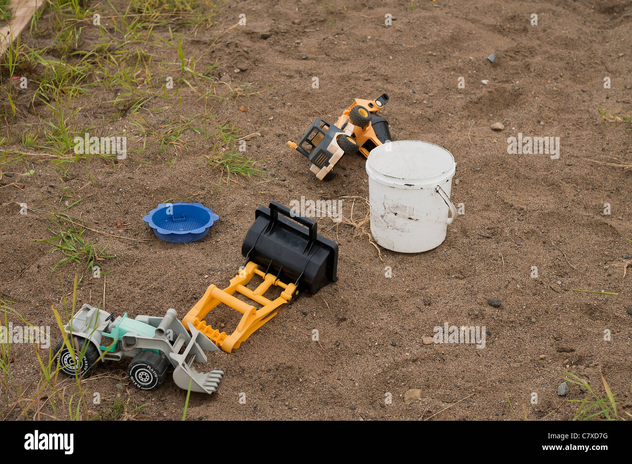 Juguetes tirados en un sandbox Fotografía de stock - Alamy
