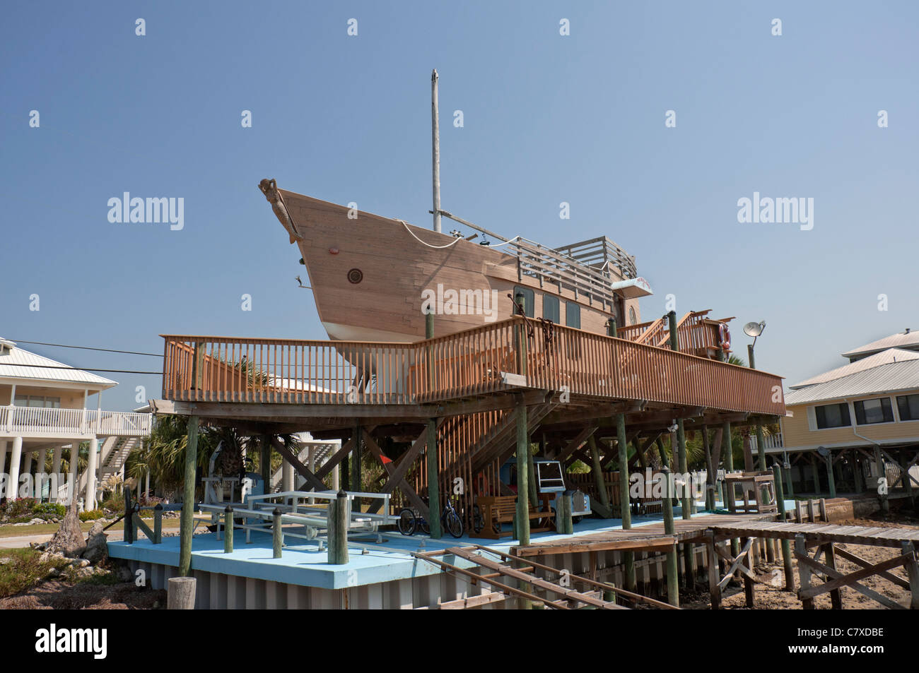 La cabaña de playa con forma de barco se asienta sobre pilotes en la pequeña ciudad de funky Horseshoe Beach a lo largo de la costa del golfo de Florida-- Foto de stock