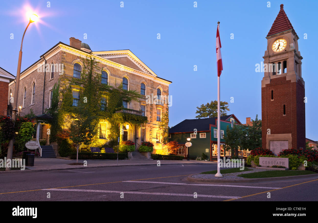 Canadá, Ontario, Niagara-on-the-Lake,Court House y cenotafio (Torre del Reloj) en Queen Street, la calle principal Foto de stock