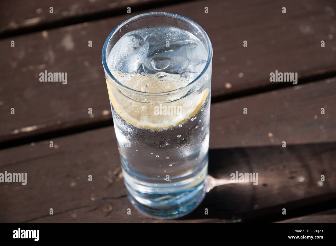 Primer plano de un vaso de agua con gas en una tabla Foto de stock