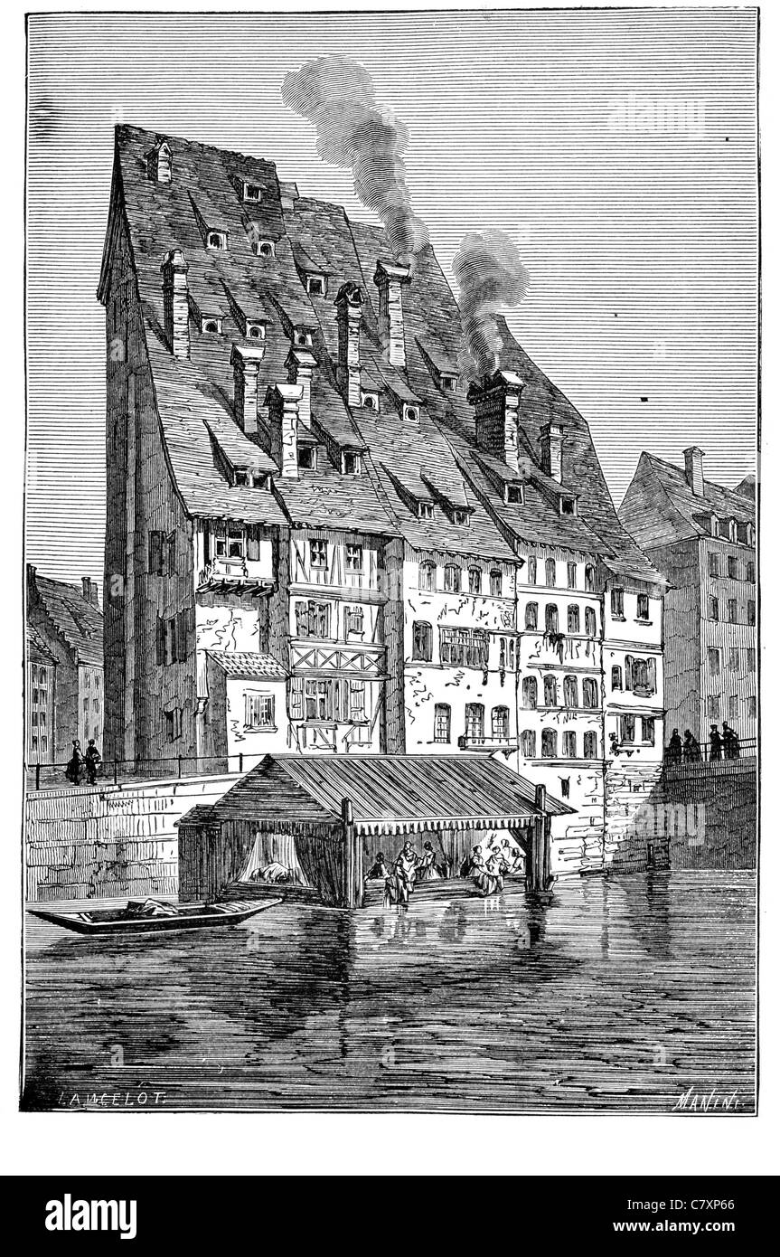 Strasburg antigua casa Estrasburgo Francia canal fluvial chimenea chimeneas humo góndola barco Foto de stock