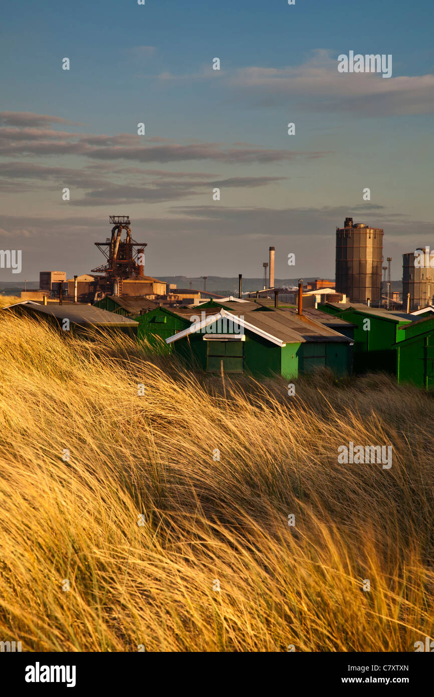 Obras de acero y cabañas de pescadores en el sur de Gare, Redcar, Caleveland Foto de stock