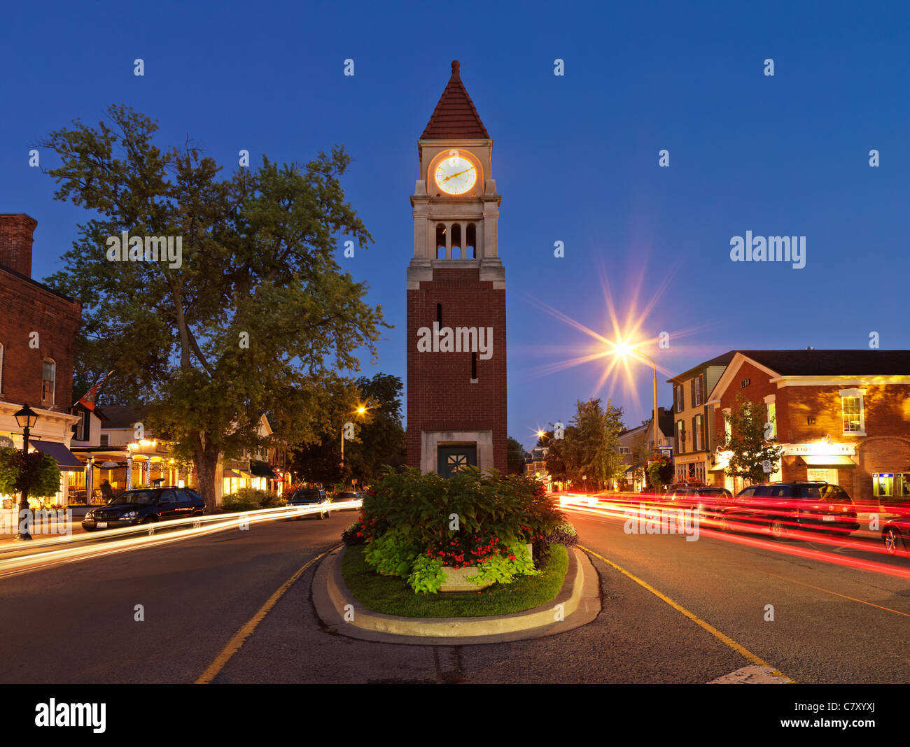 Ontario,Canadá,Niagara-on-the-Lake, la torre del reloj (cenotafio) sobre la calle Queen al atardecer Foto de stock