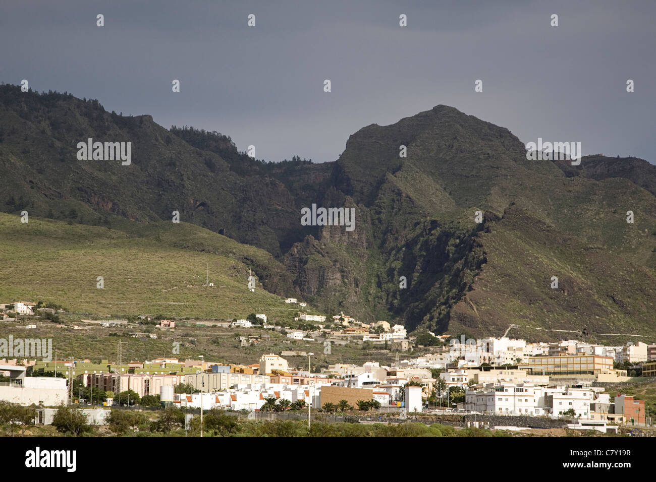 La ciudad de Adeje y tras ella el Barranco del Infierno (Barranco del Infierno), Tenerife, Islas Canarias, España Foto de stock