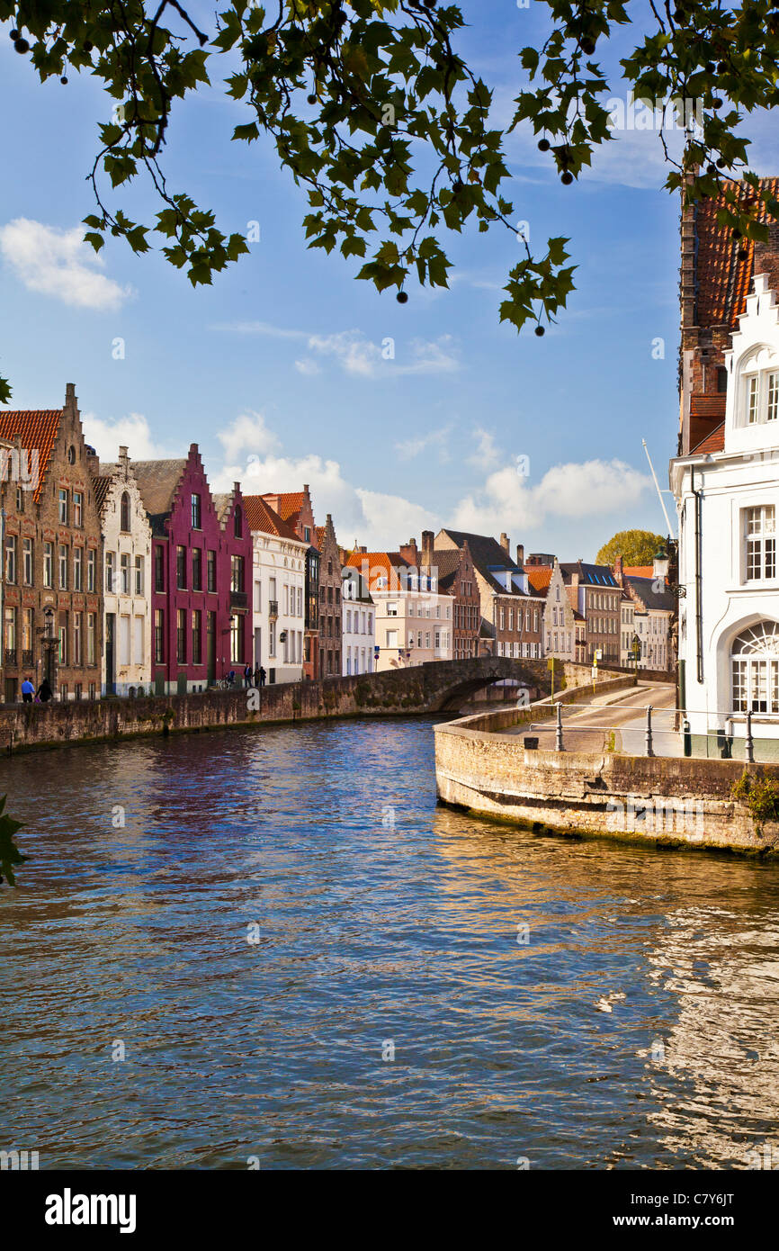 Vistas del canal a lo largo del Spiegelrei Spinolarei y en Brujas,(Brugge, Bélgica) Foto de stock