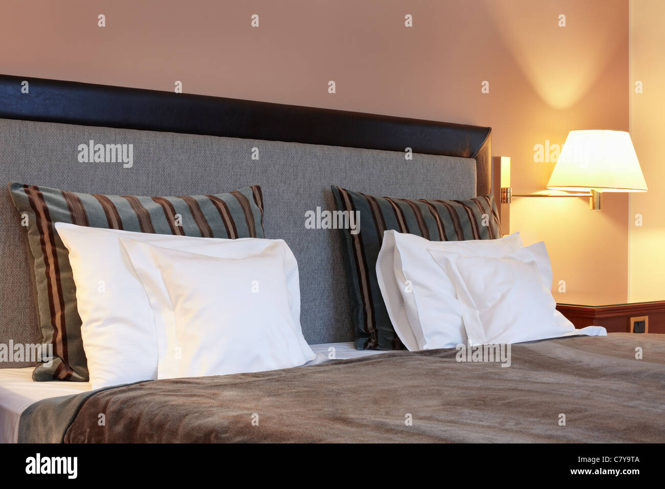 Habitación de hotel, cama y almohada Foto de stock