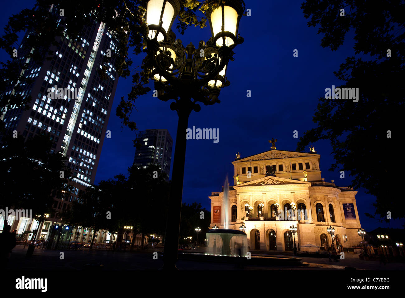 La ópera situado en el centro de Frankfurt am Main, Alemania. Foto de stock