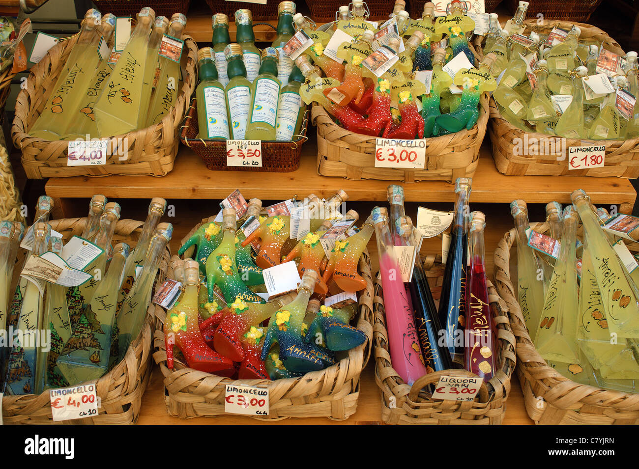 Limoncello licor en botellas de recuerdos en la pantalla Amalfi Costiera Amalfitana Italia Foto de stock