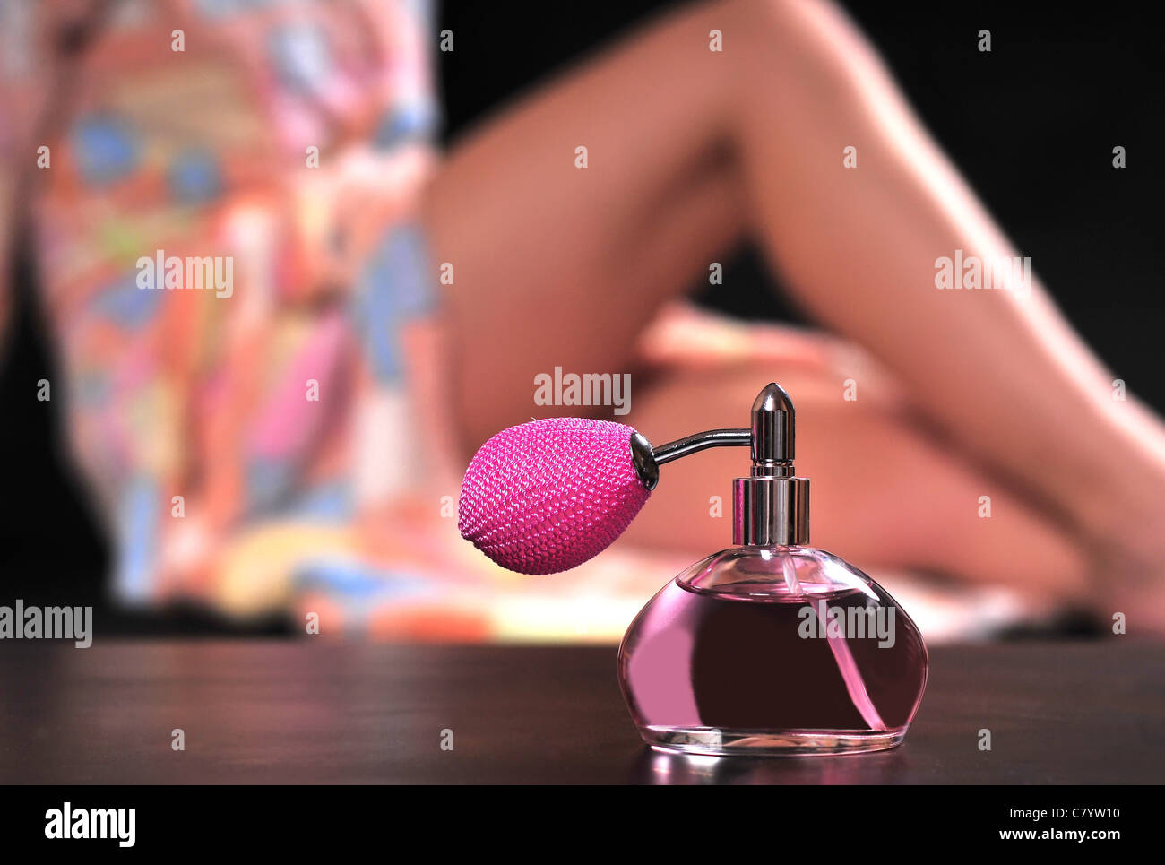 Perfumes y Pretty Woman piernas Fotografía de stock - Alamy