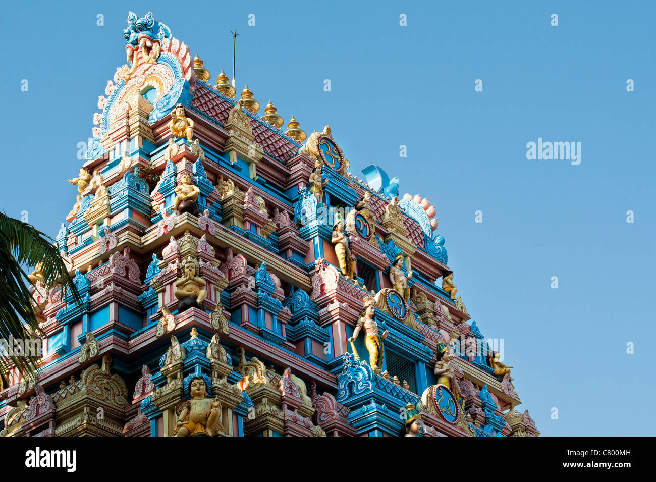 La arquitectura del templo gopuram indio en el ashram de Sri Sathya Sai Baba. Puttaparthi, Andhra Pradesh, India Foto de stock