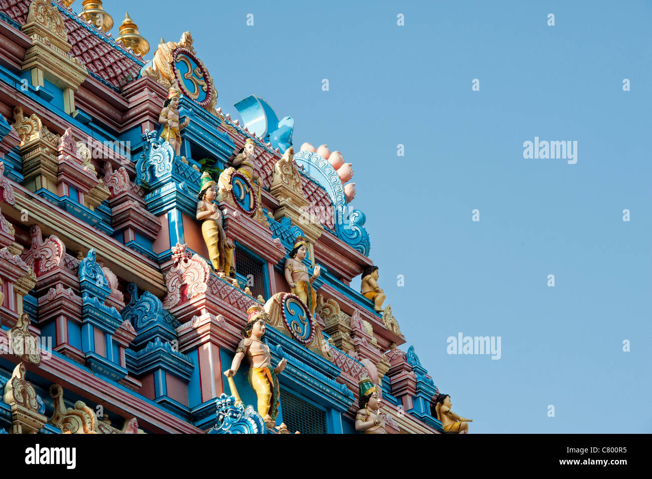 La arquitectura del templo gopuram indio en el ashram de Sri Sathya Sai Baba. Puttaparthi, Andhra Pradesh, India Foto de stock