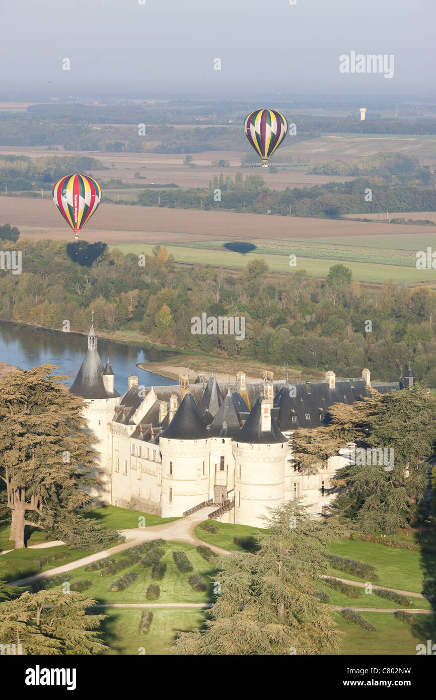 VISTA AÉREA. Chaumont-sur-Loire Castillo en la orilla izquierda del río Loira y dos globos de aire caliente detrás. Loir y Cher, Centro-Val de Loire, Francia. Foto de stock