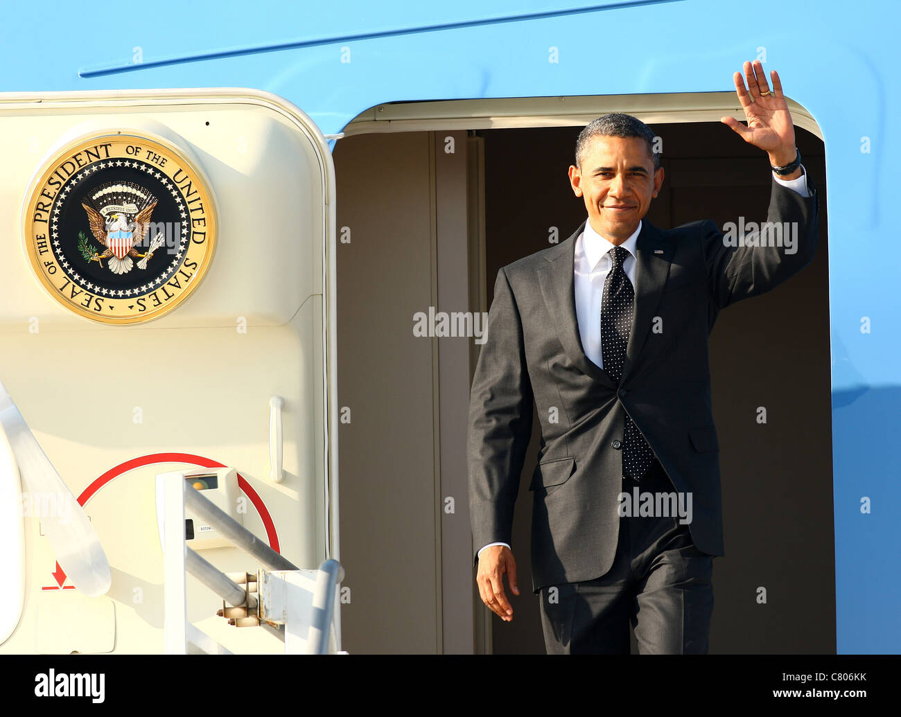 BARACK OBAMA, el presidente estadounidense Barack Obama aterriza en LAX en Los Ángeles California, EE.UU. el 26 de septiembre de 2011 Foto de stock