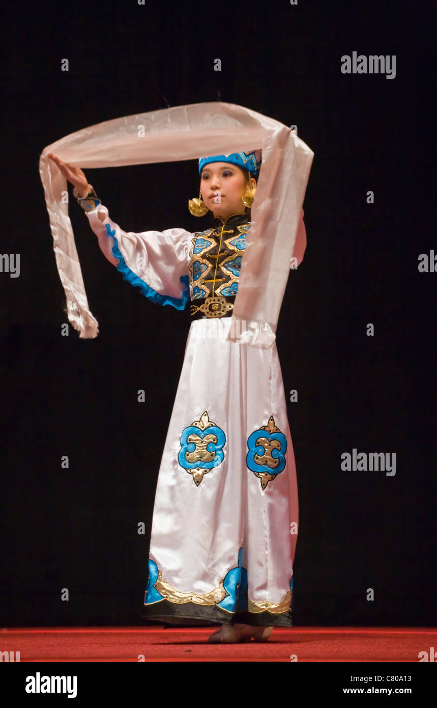 Un bailarín de Mongolia realiza en el centro cultural de Mongolia tibetano en una enseñanza por el 14º Dalai Lama, Bloomington, Indiana Foto de stock