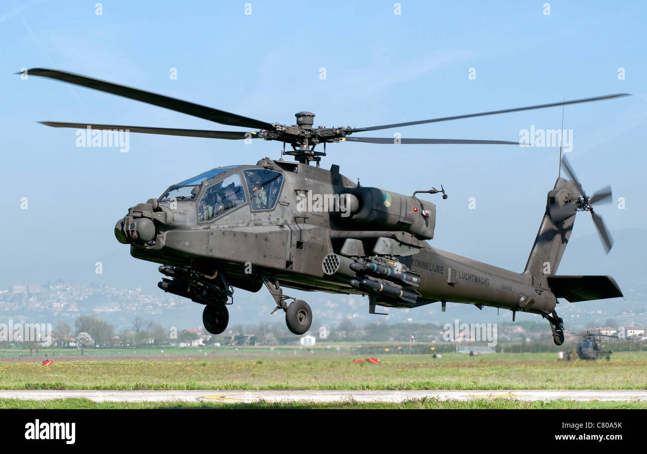Apache AH-64 Holandés desplegados en la Base Aérea de Frosinone, Italia para la formación. Foto de stock