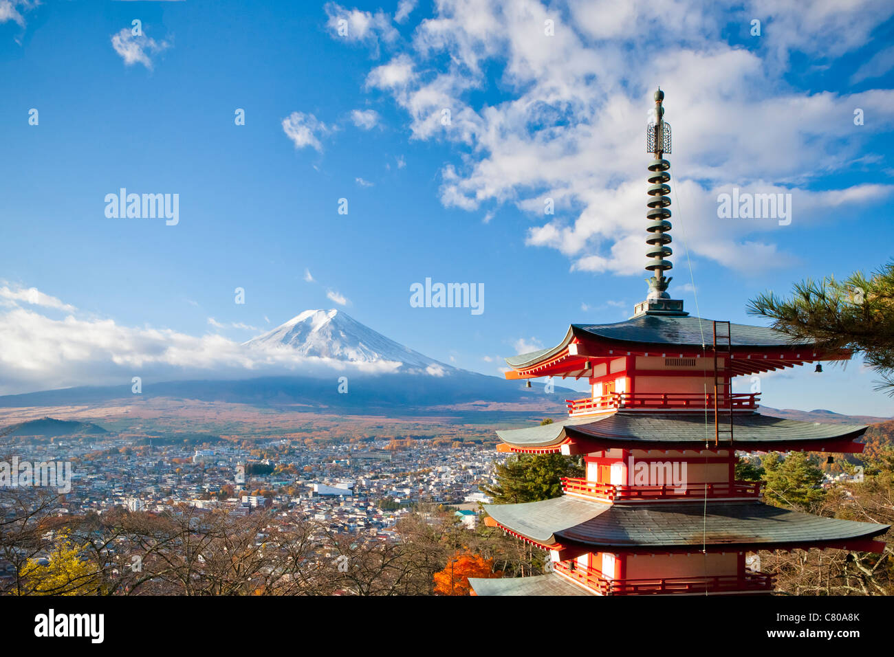 Pagoda con vistas al monte Fuji y la ciudad de Fujiyoshida, Japón Foto de stock