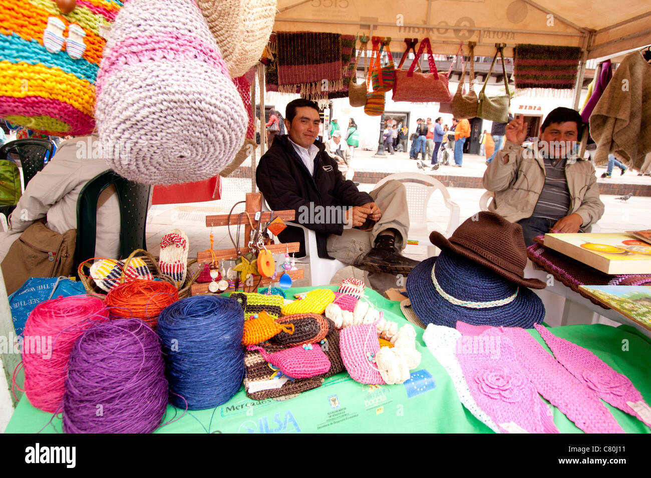 Hombres vendiendo ropa artesanal tradicional y bolsas en el mercado. Tunja,  Boyacá, Colombia, Sur America Fotografía de stock - Alamy