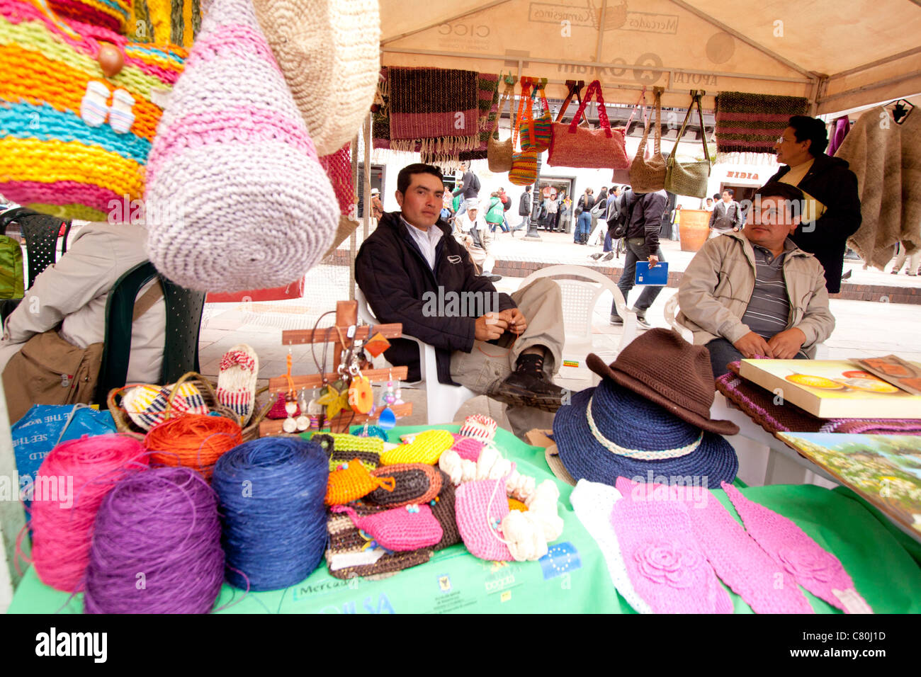Hombres vendiendo ropa artesanal tradicional y bolsas en el mercado. Tunja,  Boyacá, Colombia, Sur America Fotografía de stock - Alamy