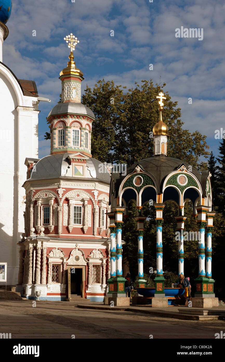Rusia, Sergiev Posad (Zagorsk), St Serge Monasterio de la Santísima Trinidad, fuente de agua Santa Capilla y pozo de agua Foto de stock