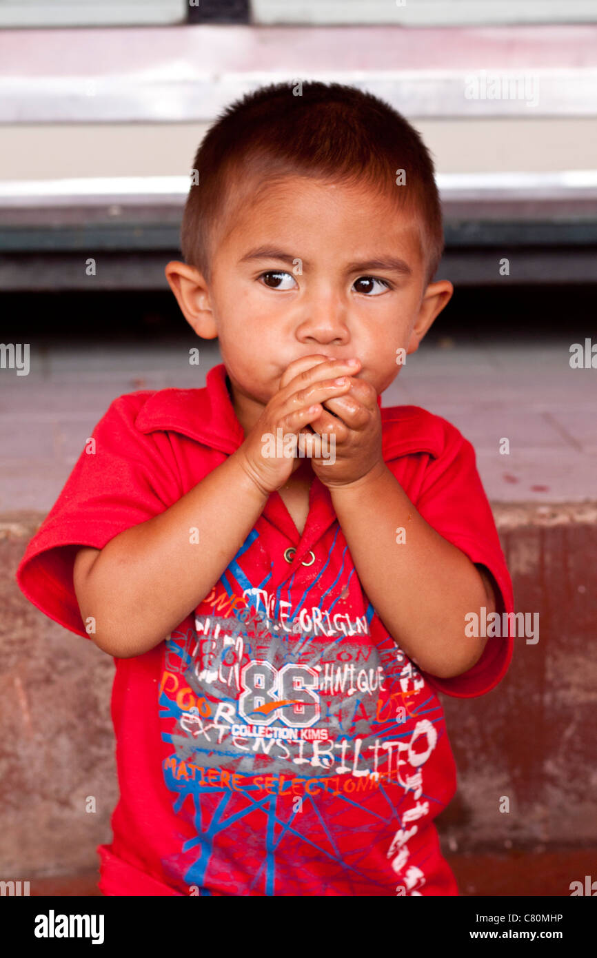 Niño jugando experimentando cómo silbar con la ayuda de sus manos.  Cooperativa Coperativa, Boyacá, Colombia, Sur America Fotografía de stock -  Alamy