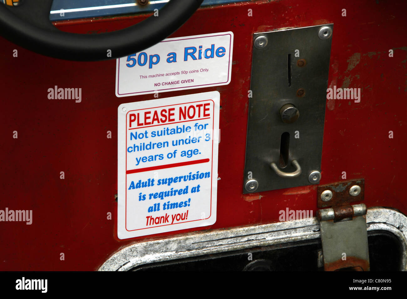Avisos de advertencia sobre la máquina de suspensión del niño al aire libre. Foto de stock
