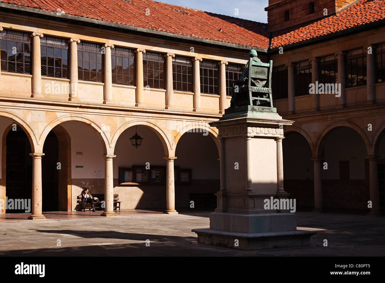 Histórico edificio de la universidad Oviedo Asturias españa Fotografía de stock Alamy Histórico edificio de la universidad Oviedo Asturias españa Fotografía de stock Alamy