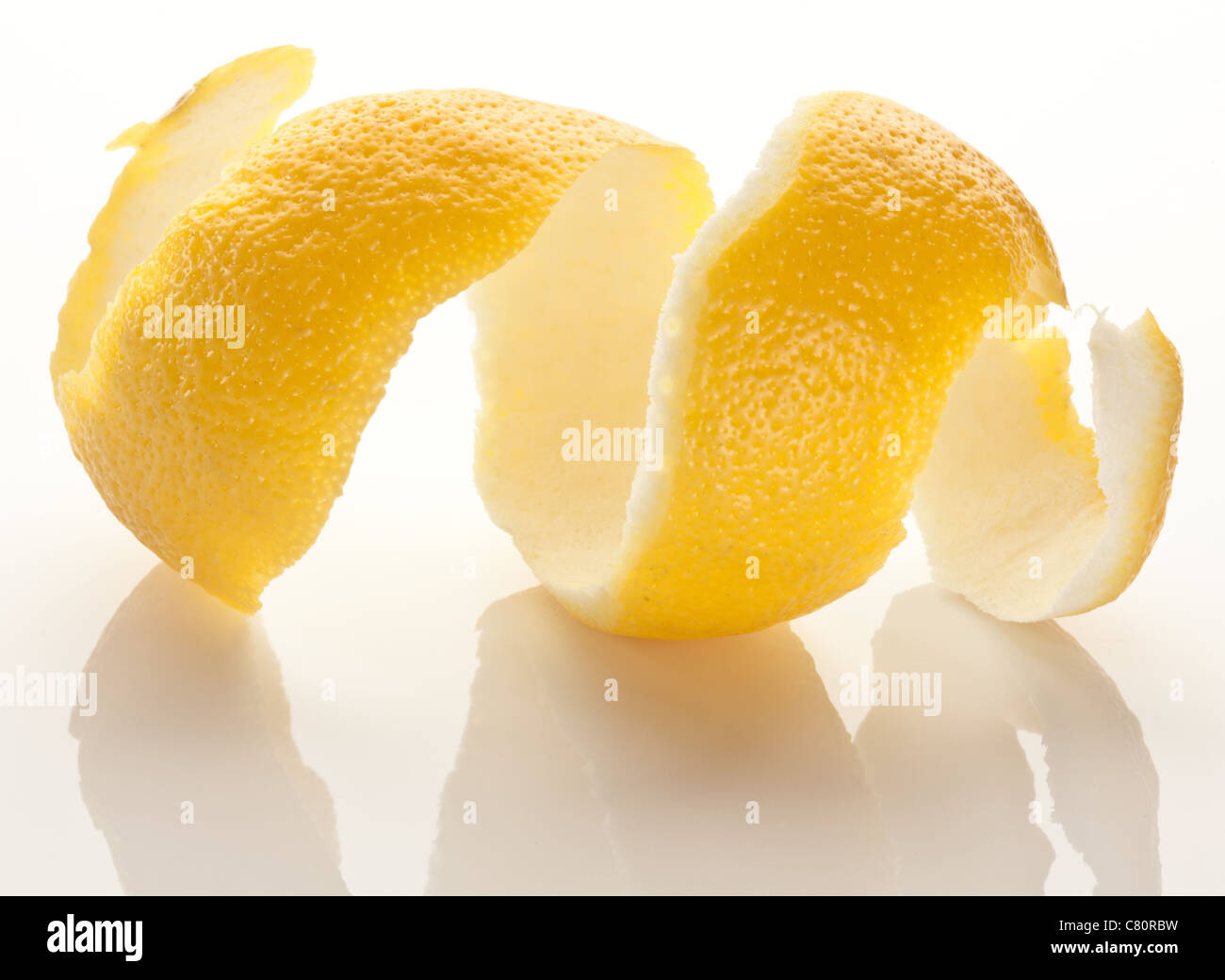 Barman pelando un limon Stock Photo