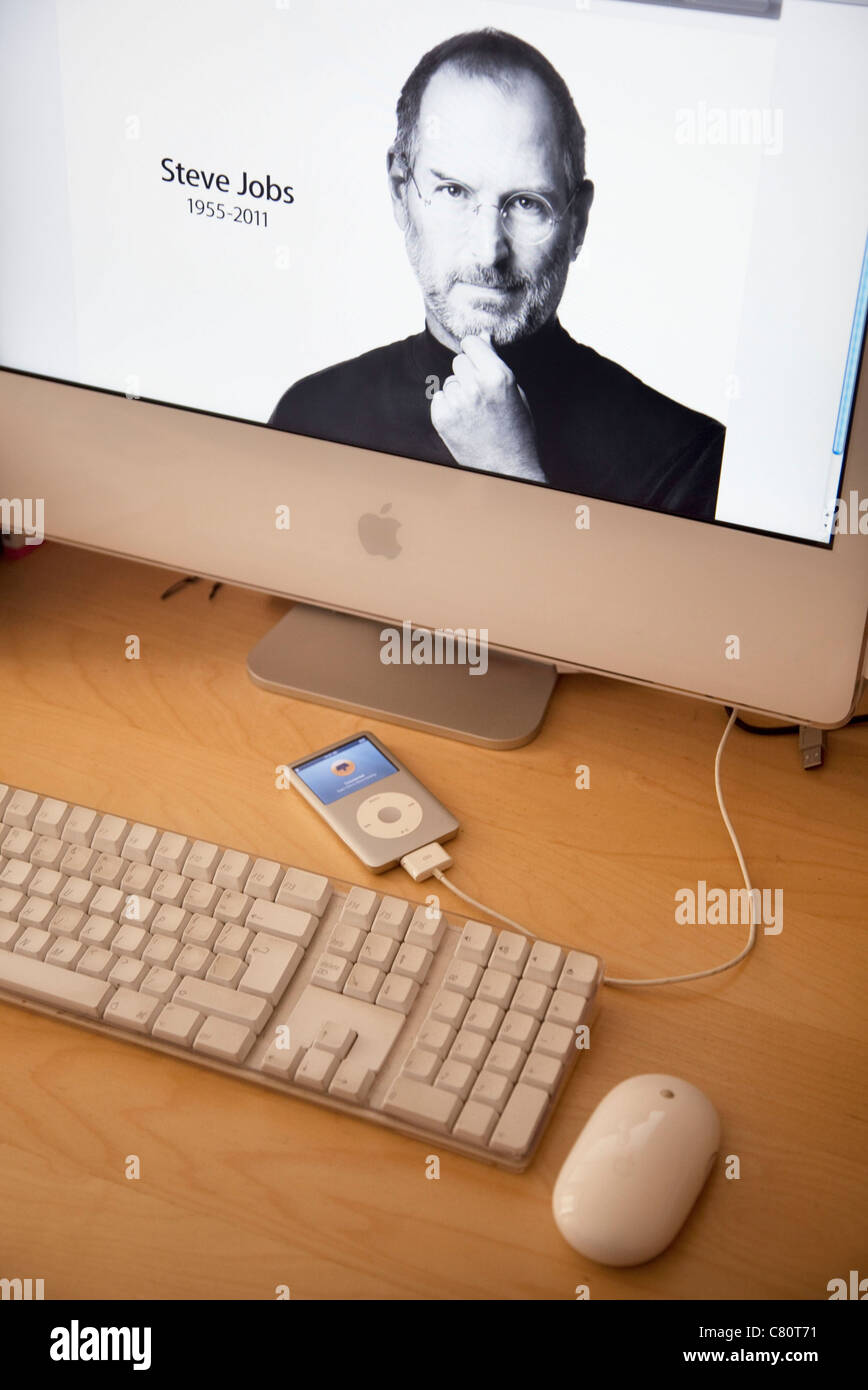 Steve Jobs co-fundador de Apple muere a la edad de 56. Visto aquí en uno de sus icónicos de productos Mac. Foto de stock