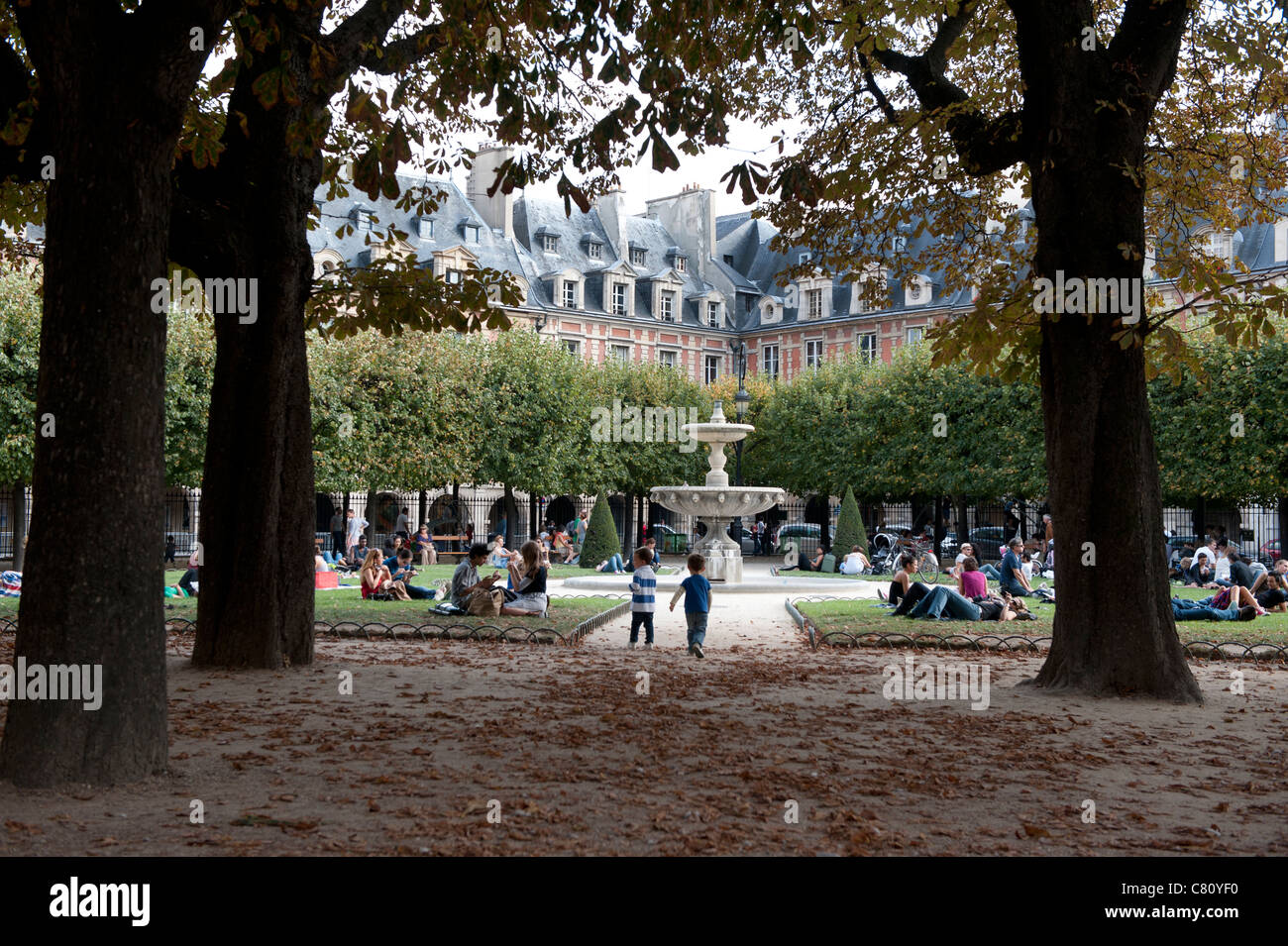 París, Francia. La vida en la calle. La Place des Vosges, la plaza Louis VIII Foto de stock