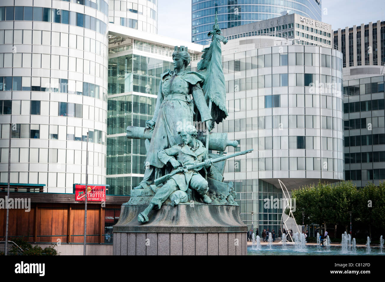 La Défense de París. Estatua en el barrio de negocios de París Foto de stock