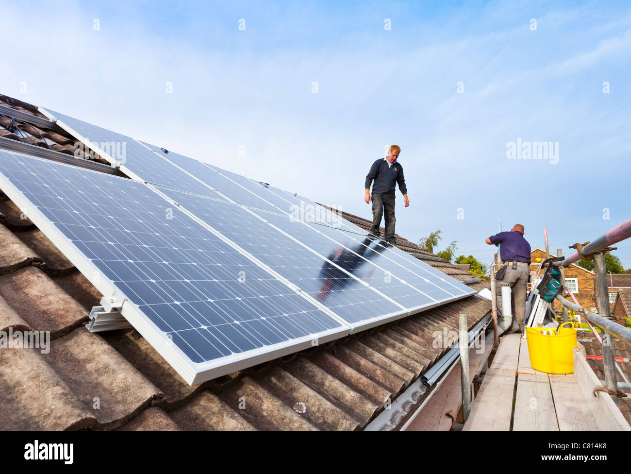 instalación de paneles solares en techo de casa independiente inglaterra reino unido gb europa paneles solares en el techo reino unido Foto de stock