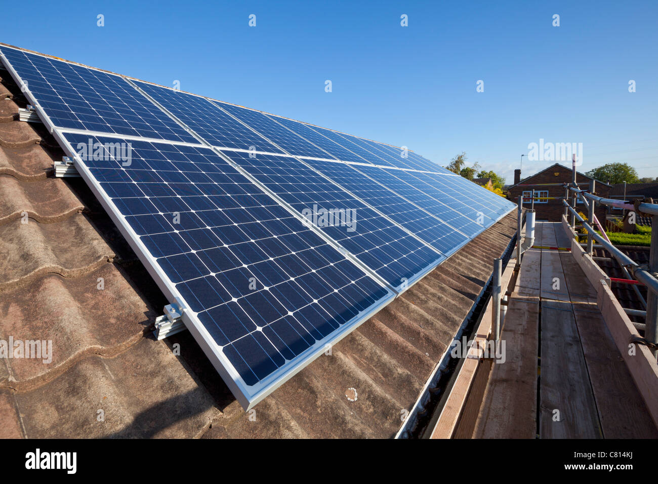 paneles solares instalados en el techo de la casa inglaterra reino unido gb europa paneles solares en el techo reino unido Foto de stock