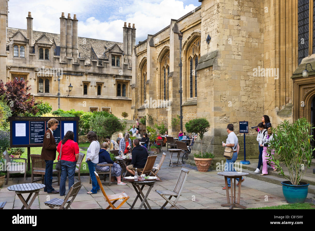 Las bóvedas y cafetería jardín en la iglesia universitaria de Santa María a la Virgen detrás, Radcliffe Square, Oxford, Oxford, Reino Unido Foto de stock