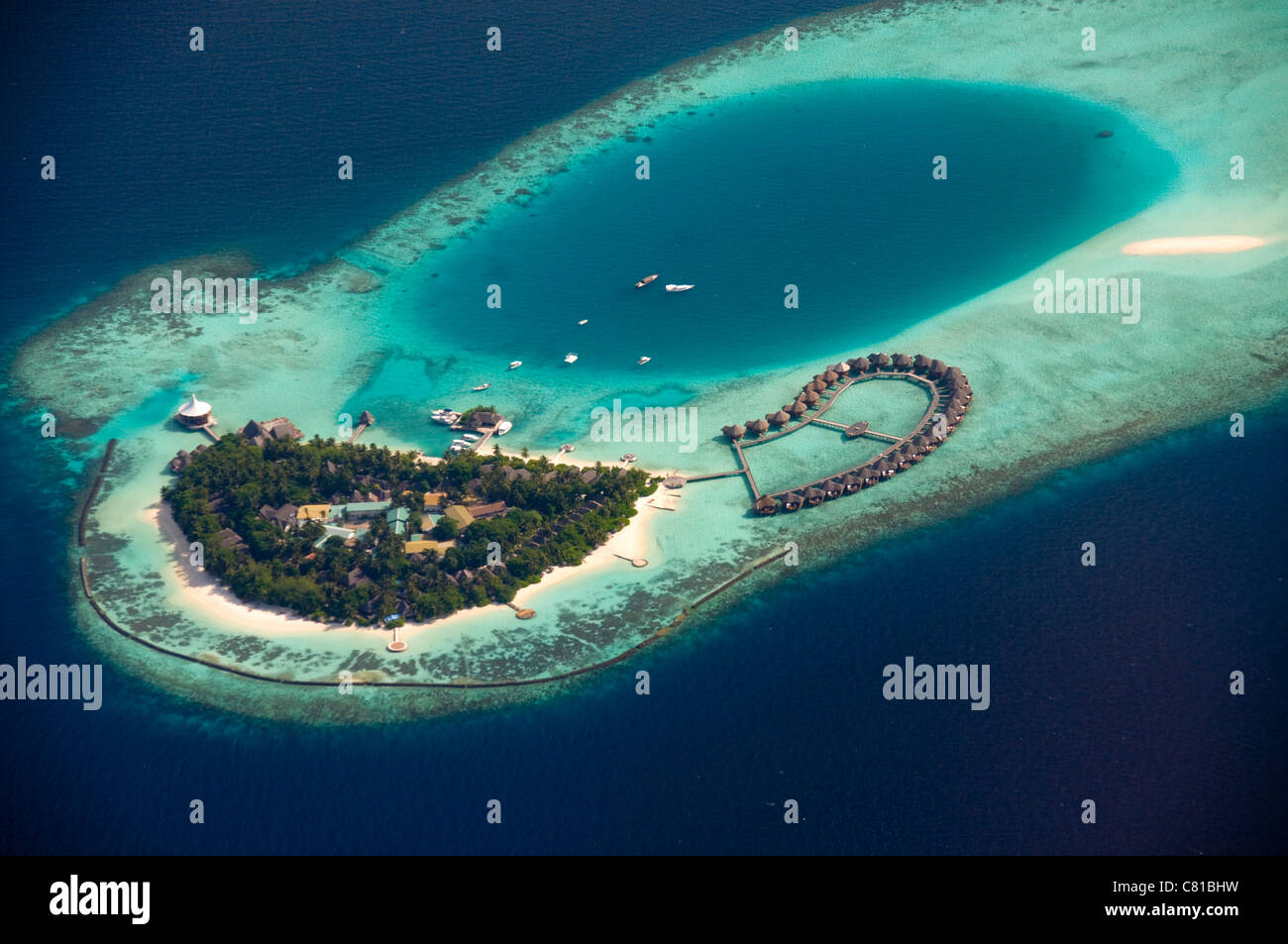 Vista aérea de las islas Maldivas, playas, atoll, arena, paraíso, isla tropical, arrecifes de coral, agua clara, agua azul, vacaciones Foto de stock