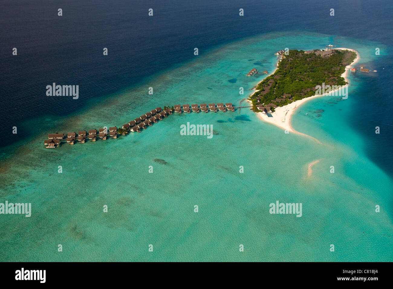Vista aérea de las islas Maldivas, playas, arrecifes de coral, atolones, paraíso, isla tropical, vacaciones, relajarse, verano, agua clara Foto de stock