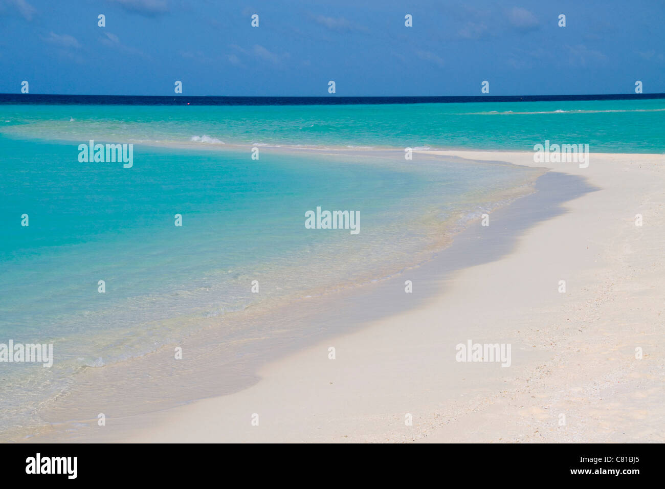 Vista aérea de las islas Maldivas, playas, aguas claras, agua azul, el paraíso, atoll, vacaciones, relax, arrecifes de coral, arena, impresionantes Foto de stock