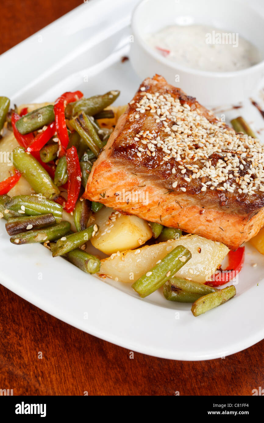 Filete de pescado con verduras Foto de stock