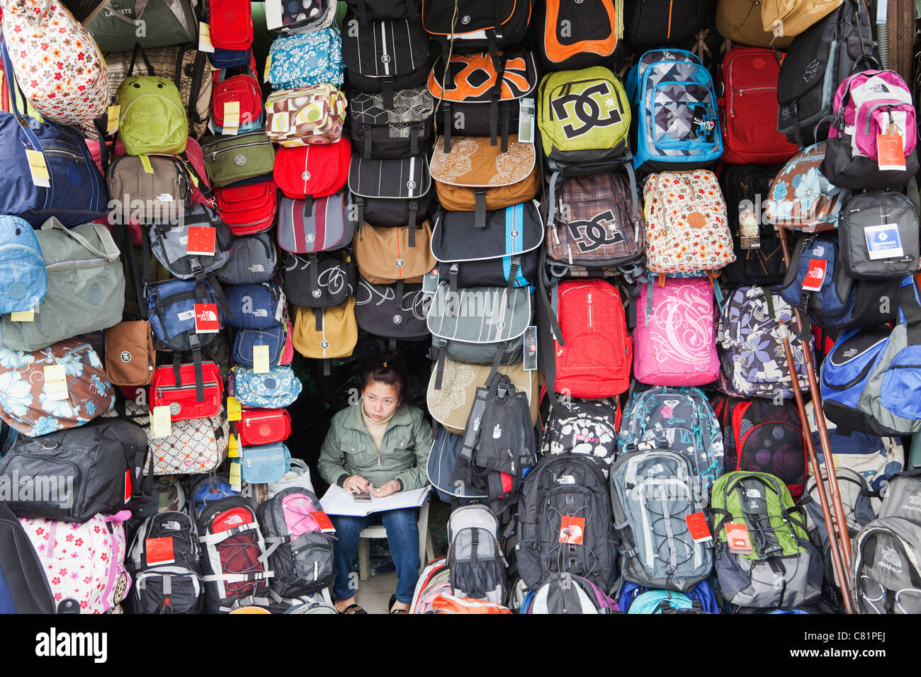 Tienda de bolsas fotografías e imágenes de alta resolución - Alamy