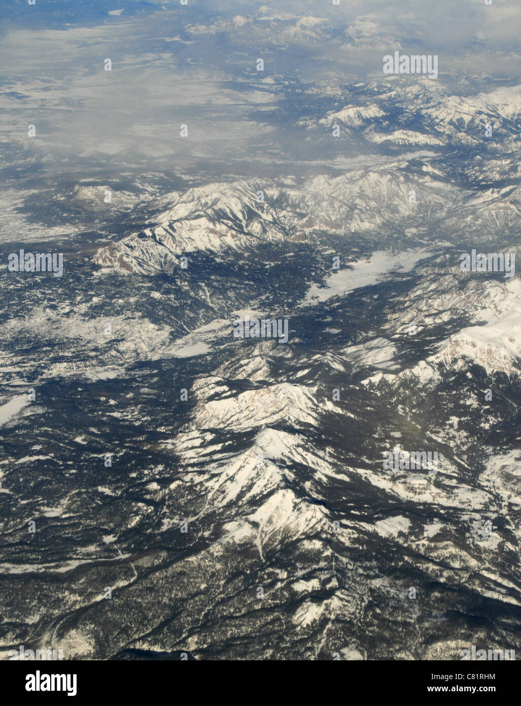 Fotografía aérea de las montañas rocosas en el invierno con picos nevados y valles Foto de stock