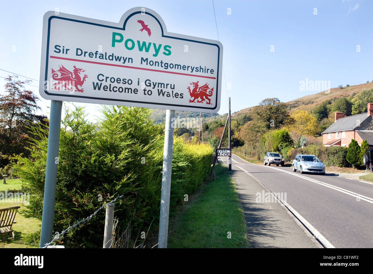 "Bienvenido a Gales' / 'Croeso i Gymru' signo en Inglaterra y Gales en la frontera UN458 en Middletown, cerca de Welshpool. Foto de stock