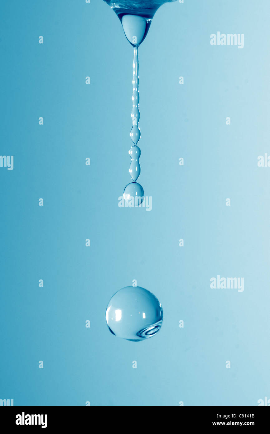Gota de agua congelada en caída libre Fotografía de stock - Alamy
