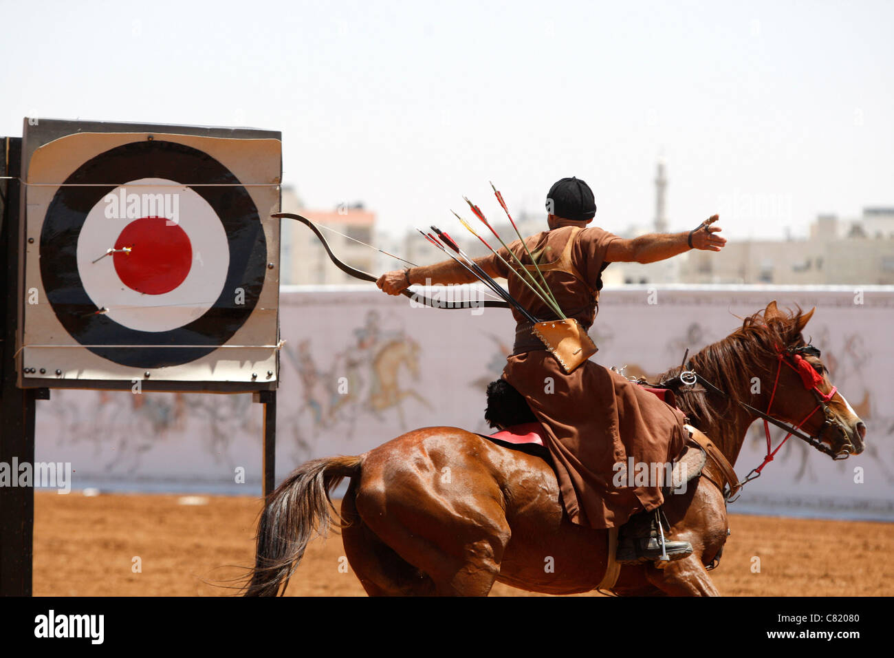 Participante competir la competencia de tiro con arco a caballo caballo hombre Foto de stock